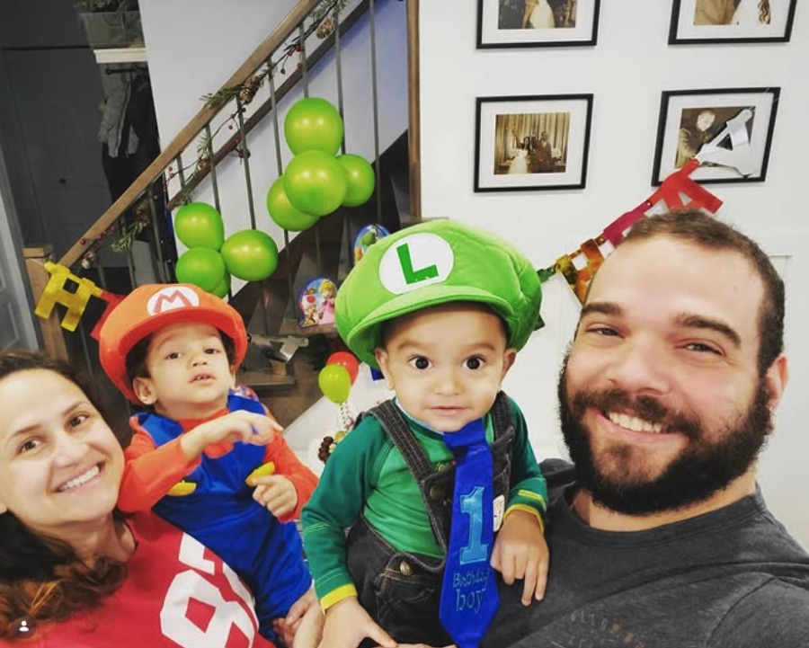 Tchaina, Rafael, Miguel e Lucas fantasiados de Mario e Luigi